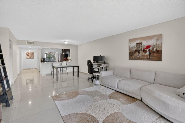 410 Lakeview Drive 103, Weston, FL 33326