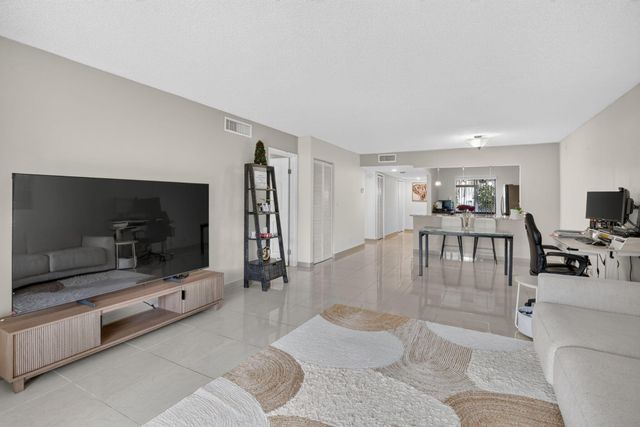 410 Lakeview Drive 103, Weston, FL 33326