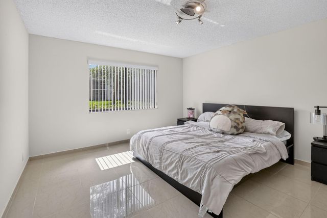 410 Lakeview Drive 103, Weston, FL 33326