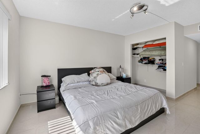 410 Lakeview Drive 103, Weston, FL 33326