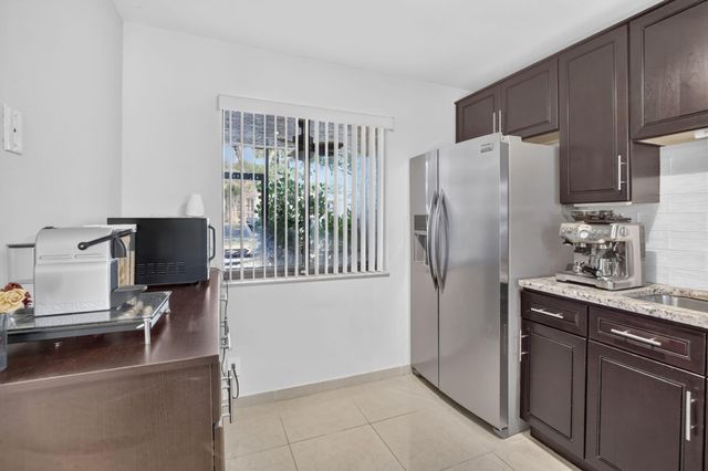 410 Lakeview Drive 103, Weston, FL 33326