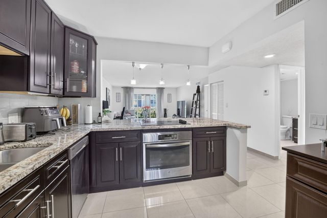 410 Lakeview Drive 103, Weston, FL 33326