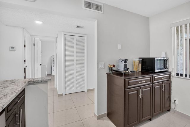 410 Lakeview Drive 103, Weston, FL 33326