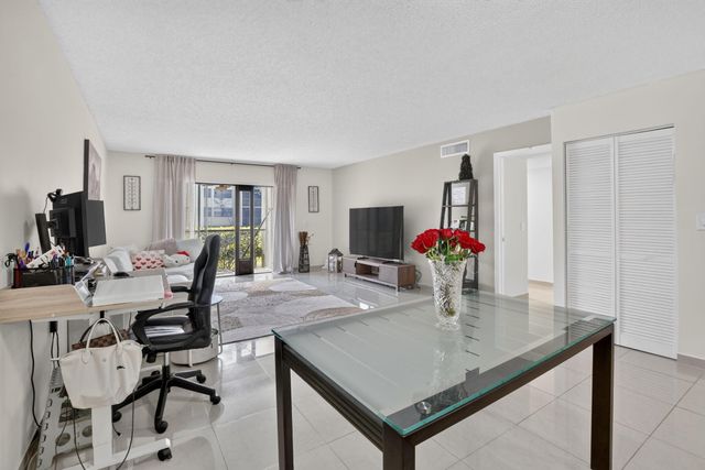 410 Lakeview Drive 103, Weston, FL 33326