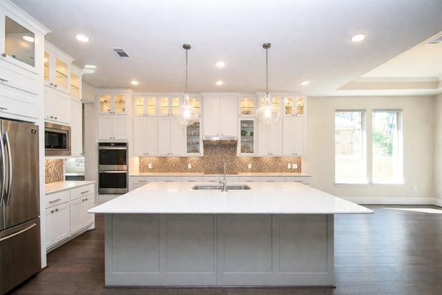 604 Castlewood Cove Lane, Pinehurst, TX 77362