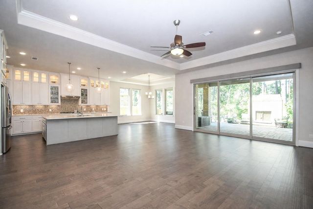 604 Castlewood Cove Lane, Pinehurst, TX 77362