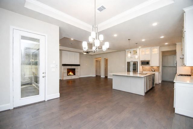 604 Castlewood Cove Lane, Pinehurst, TX 77362