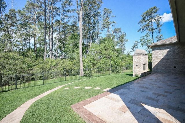 604 Castlewood Cove Lane, Pinehurst, TX 77362