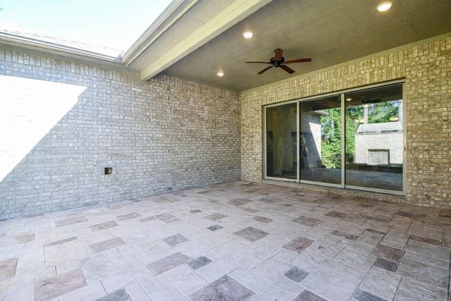 604 Castlewood Cove Lane, Pinehurst, TX 77362