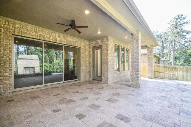 604 Castlewood Cove Lane, Pinehurst, TX 77362