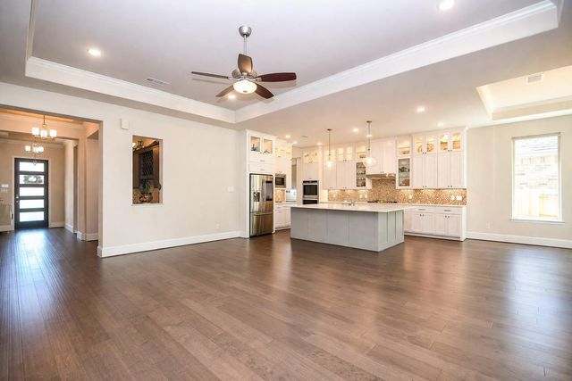 604 Castlewood Cove Lane, Pinehurst, TX 77362