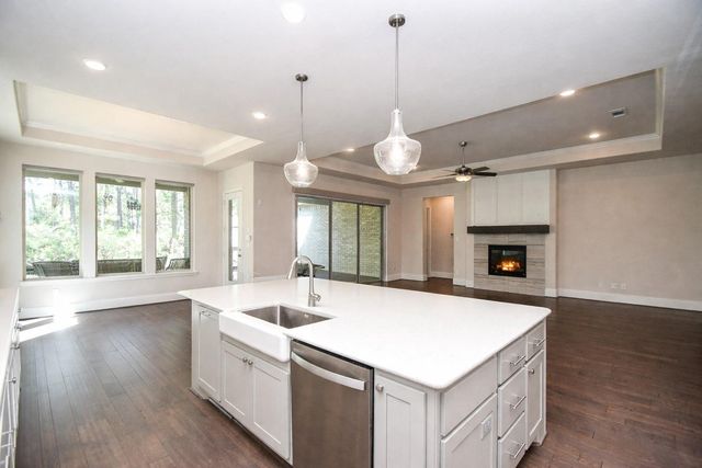 604 Castlewood Cove Lane, Pinehurst, TX 77362