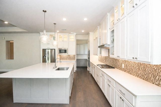 604 Castlewood Cove Lane, Pinehurst, TX 77362