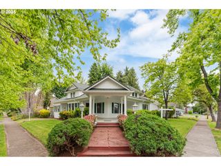406 8TH St, Springfield, OR 97477