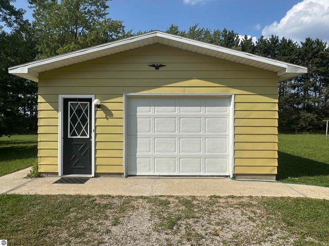 2351 S McGee Road, Lake City, MI 49651