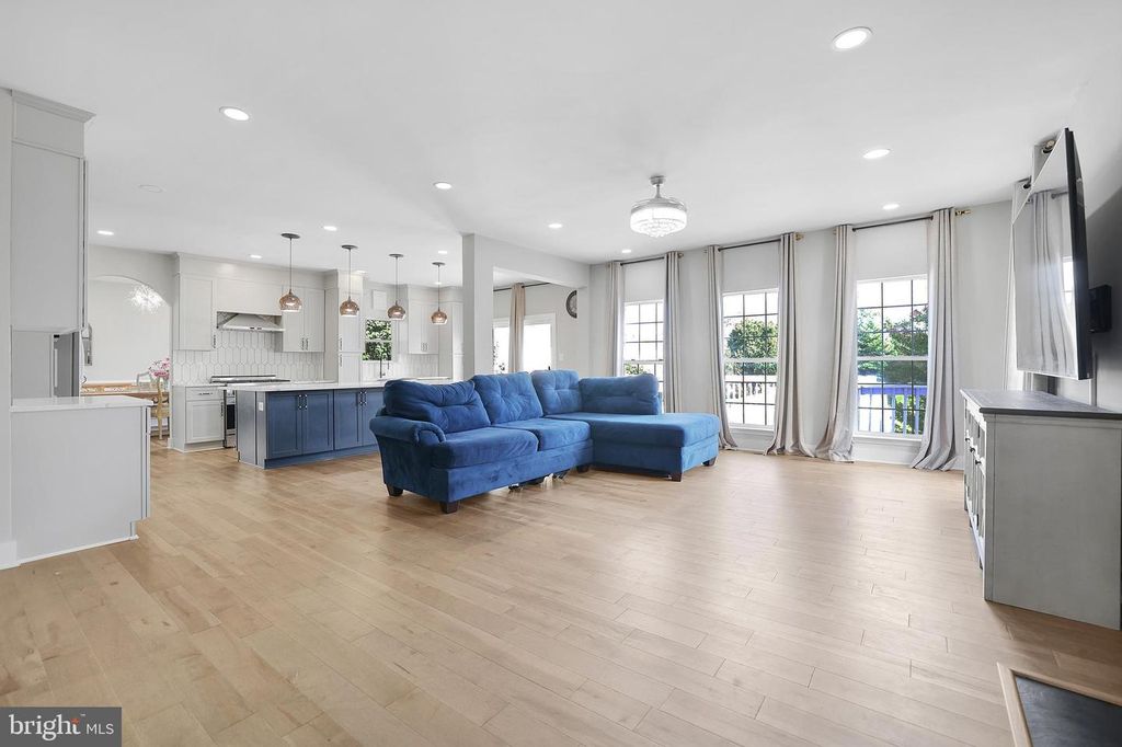 Image 38 of property listing at 20314 SNOWPOINT PL, Ashburn, VA 20147