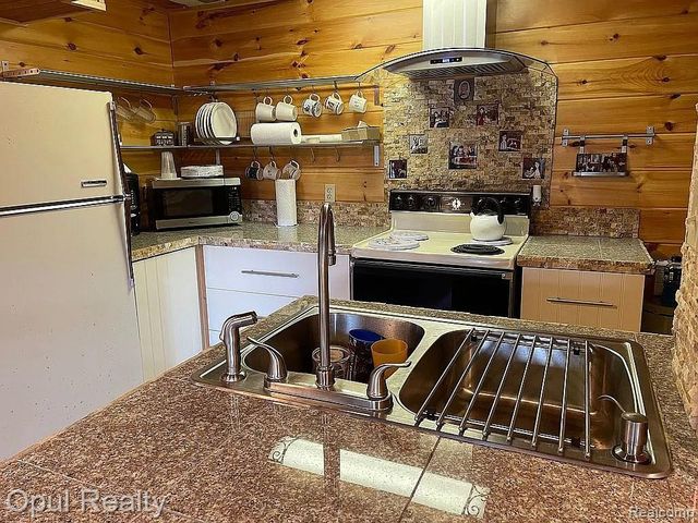221 Bluegill Lake Road, Harrison, MI 48625