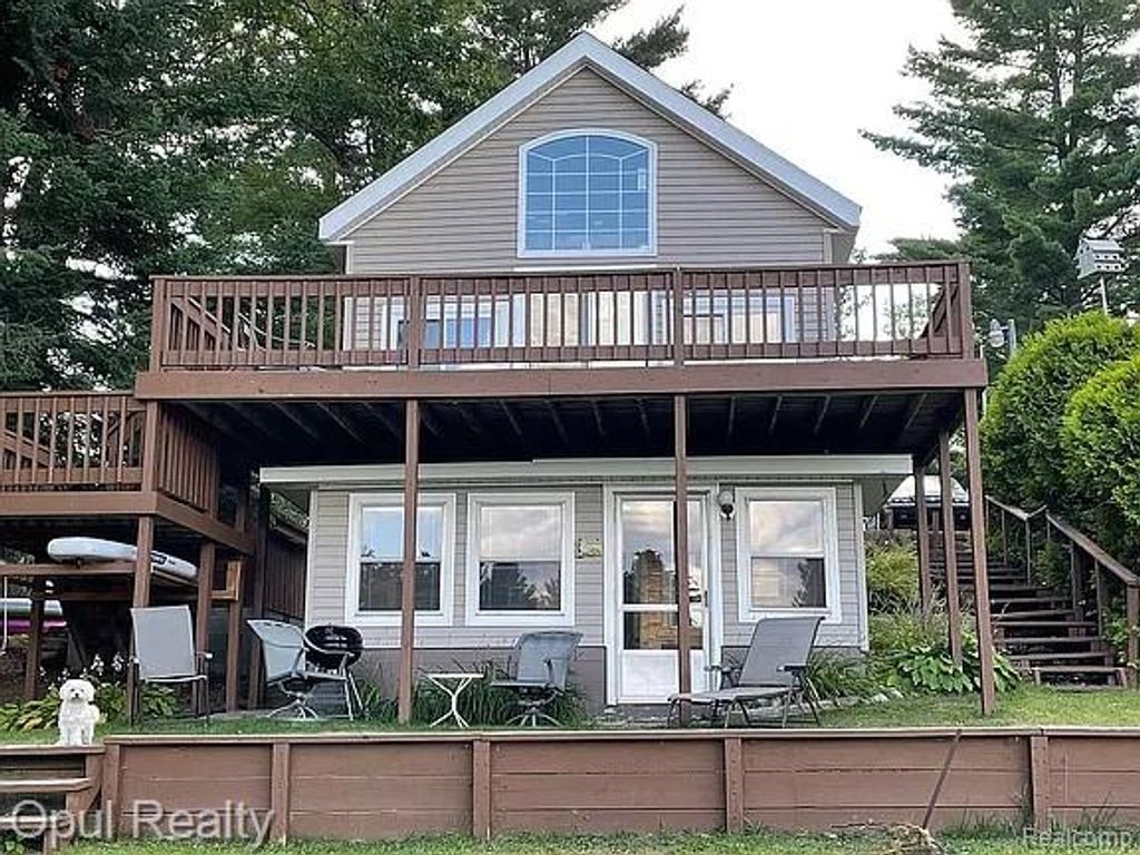221 Bluegill Lake Road, Harrison, MI 48625