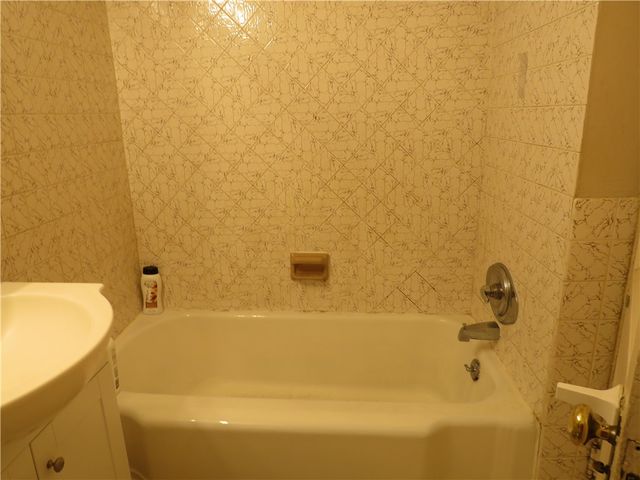 162 Parkfield St, Carrick, PA 15210