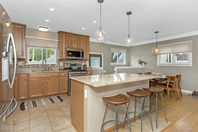 905 Parliament Avenue, Madison Heights, MI 48071