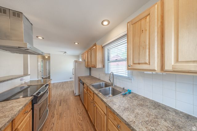 193 S LOCUST ST, Clearfield, UT 84015