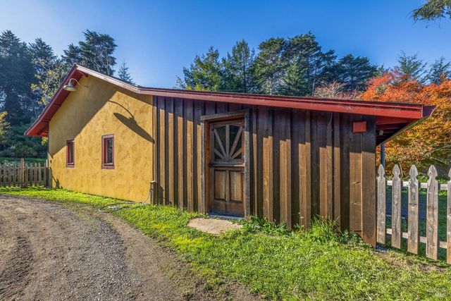 19204 Benson Ln, Fort Bragg, CA 95437