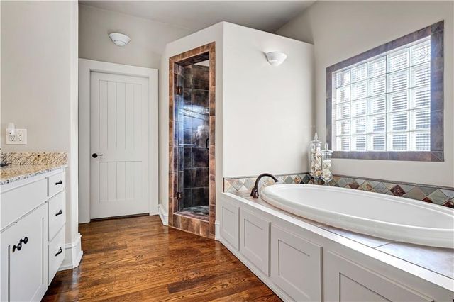 100 Hever Knoll Avenue, Loch Lloyd, MO 64012