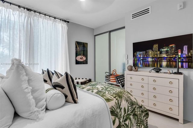 6000 Collins Ave 134, Miami Beach, FL 33140