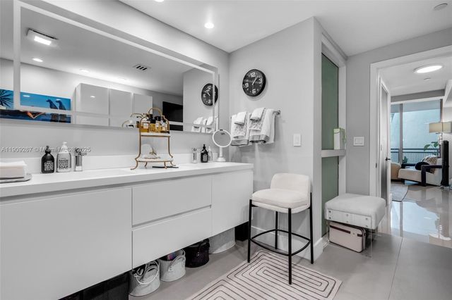 6000 Collins Ave 134, Miami Beach, FL 33140