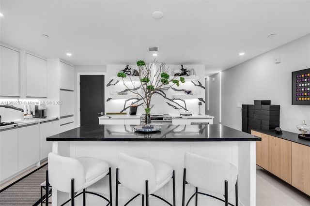 6000 Collins Ave 134, Miami Beach, FL 33140