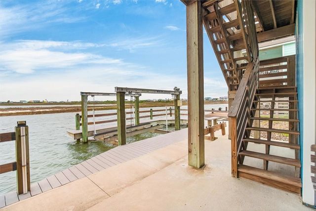 106 Belaire Dr, Rockport, TX 78382