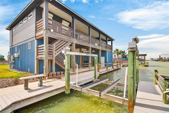 106 Belaire Dr, Rockport, TX 78382