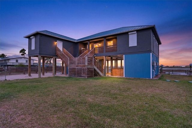 106 Belaire Dr, Rockport, TX 78382