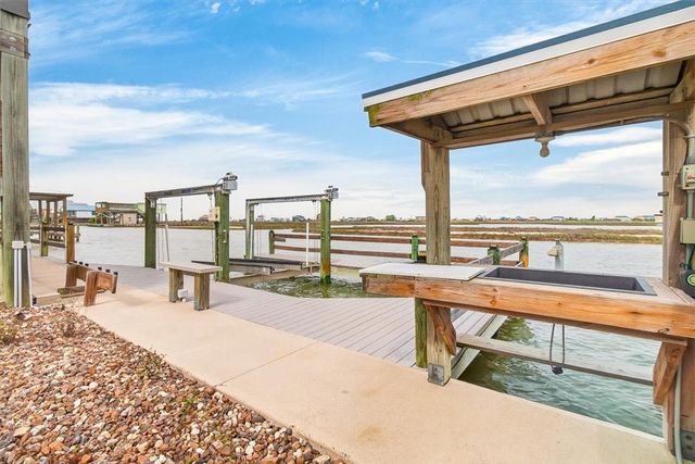 106 Belaire Dr, Rockport, TX 78382