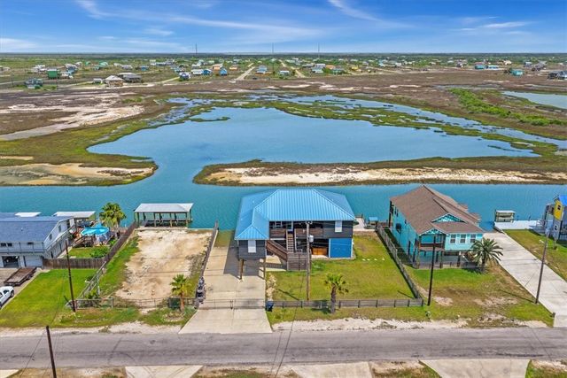 106 Belaire Dr, Rockport, TX 78382