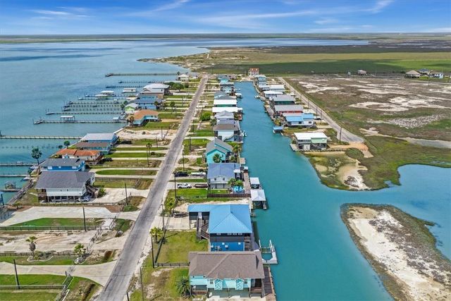 106 Belaire Dr, Rockport, TX 78382