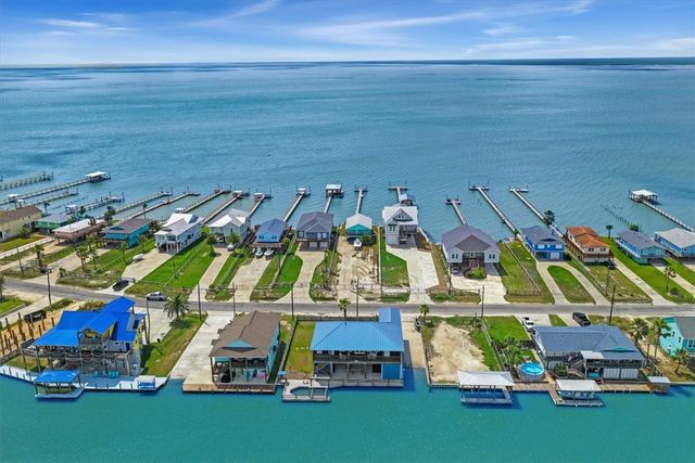 106 Belaire Dr, Rockport, TX 78382