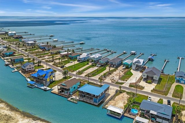 106 Belaire Dr, Rockport, TX 78382