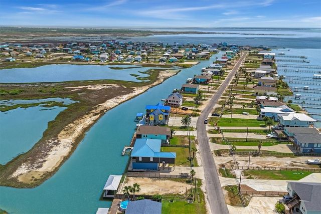 106 Belaire Dr, Rockport, TX 78382