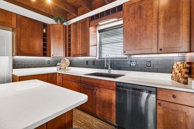 106 Belaire Dr, Rockport, TX 78382