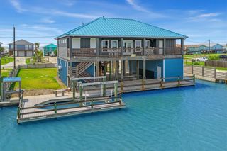 106 Belaire Dr, Rockport, TX 78382