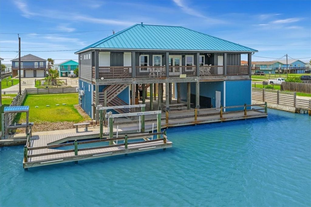 106 Belaire Dr, Rockport, TX 78382