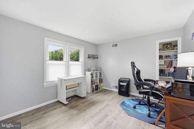 8114 HILLCREST DR, Manassas, VA 20111