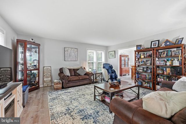 8114 HILLCREST DR, Manassas, VA 20111