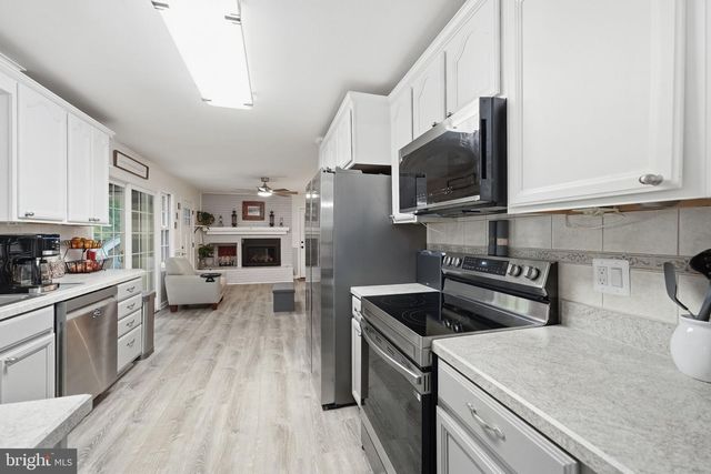8114 HILLCREST DR, Manassas, VA 20111
