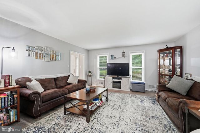 8114 HILLCREST DR, Manassas, VA 20111