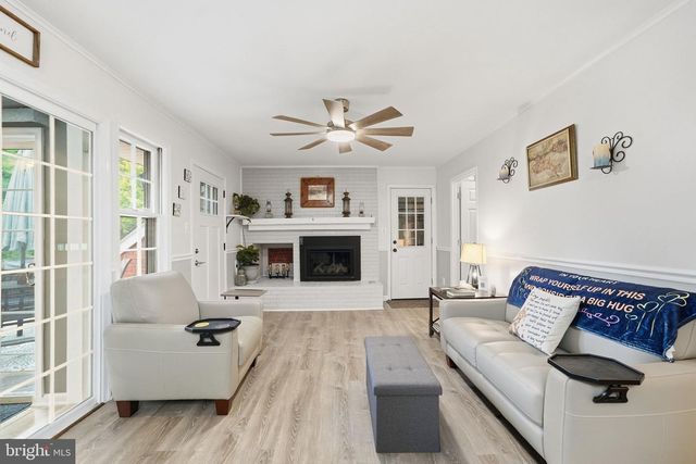 8114 HILLCREST DR, Manassas, VA 20111