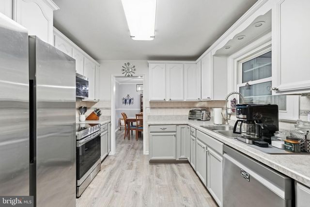 8114 HILLCREST DR, Manassas, VA 20111