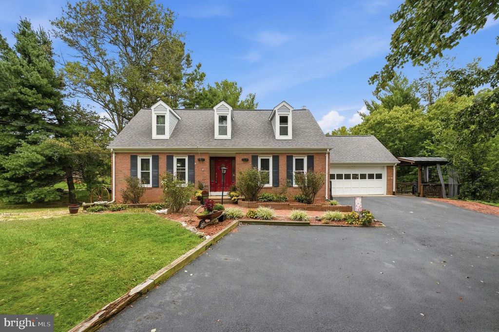8114 HILLCREST DR, Manassas, VA 20111
