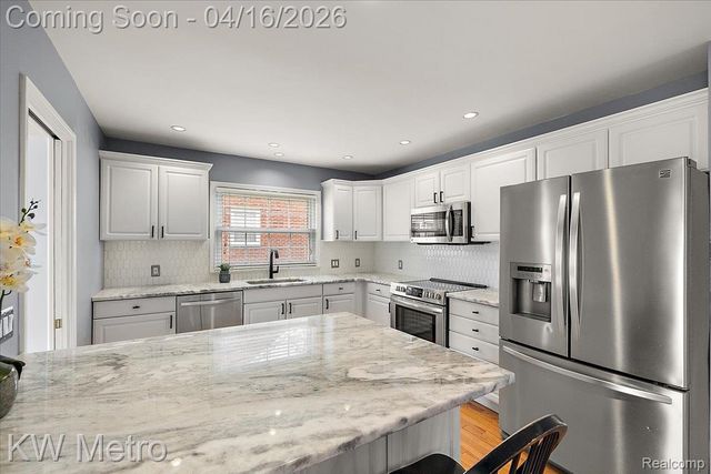 1904 Manchester Boulevard, Grosse Pointe Woods, MI 48236